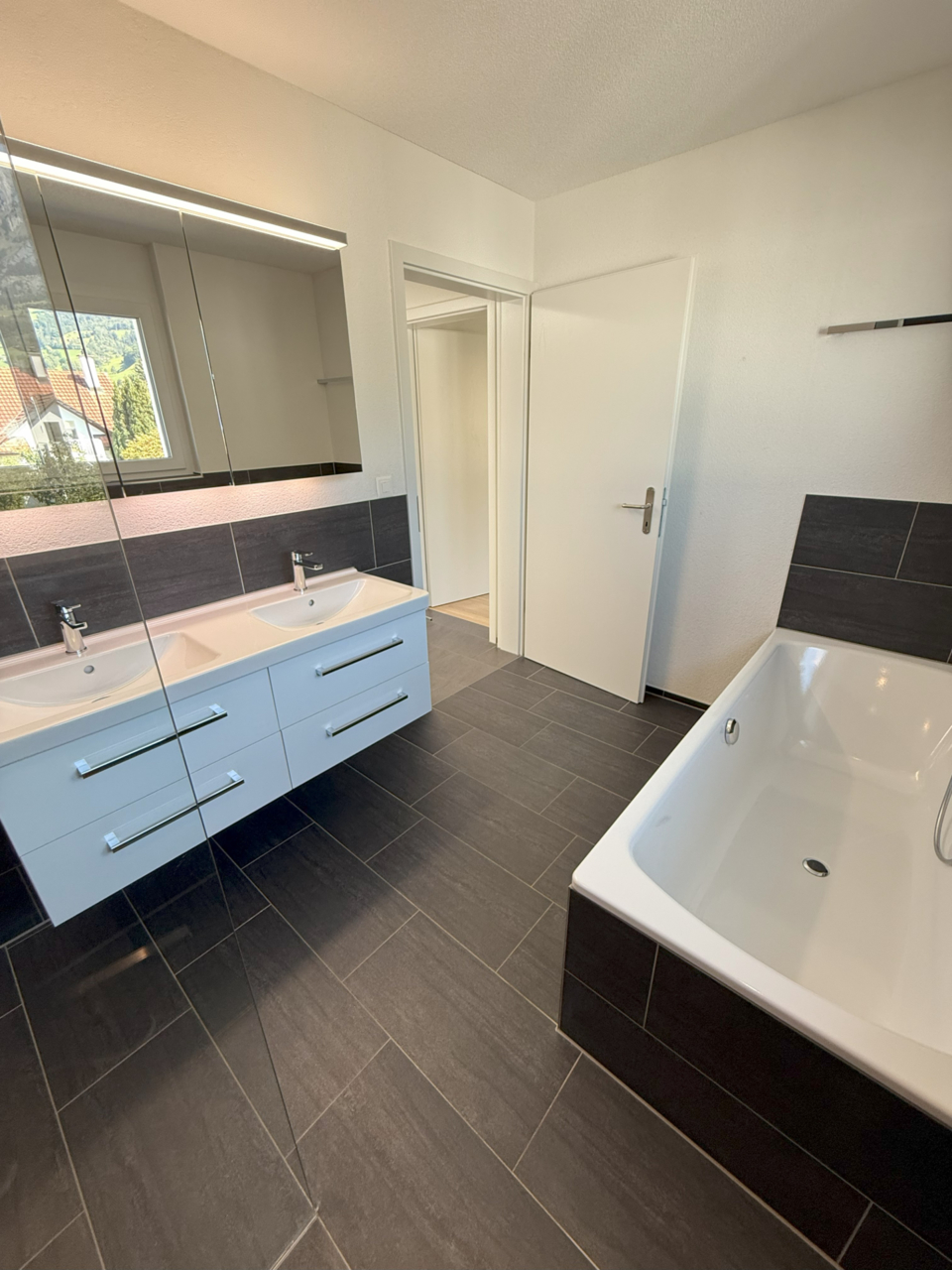 5.5 Zimmer-Doppelhaushälfte, CH-9473 Gams